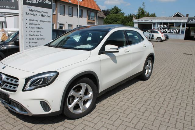 MERCEDES-BENZ GLA 180 Urban-Navi-Panoramadach-PDC