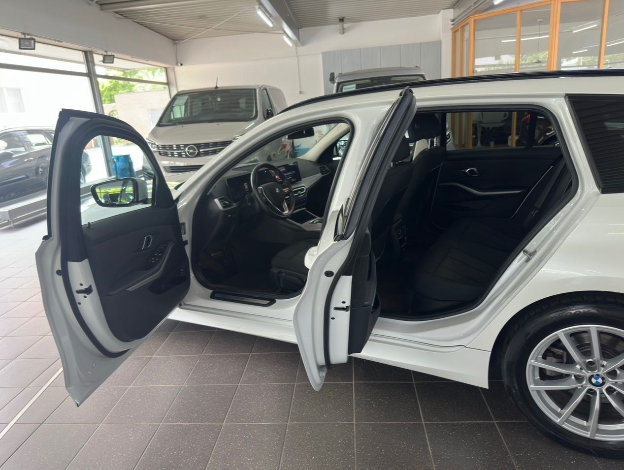 BMW 318d Touring Wenig km + Park Assist + DA Assist foto 7
