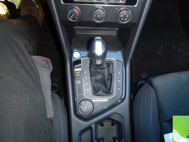 Fahrzeugabbildung Volkswagen Tiguan 2,0 TDI 4Motion >AUT/KAM/NAV/SHZ/ACC<