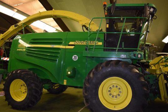 John Deere 7400