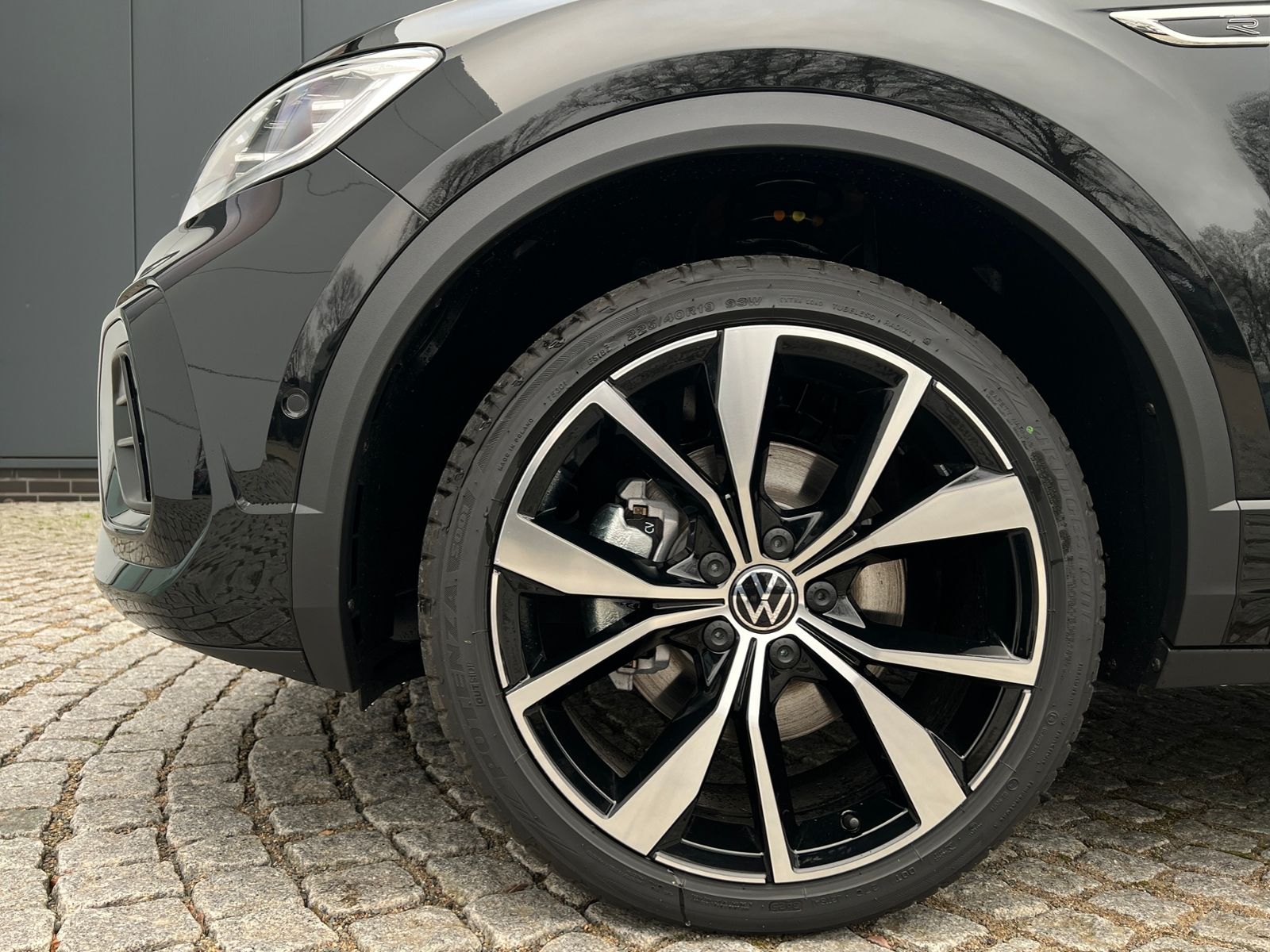 Fahrzeugabbildung Volkswagen T-Roc R-Line 1.5 TSI DSG *AHK, Pano, Black Style