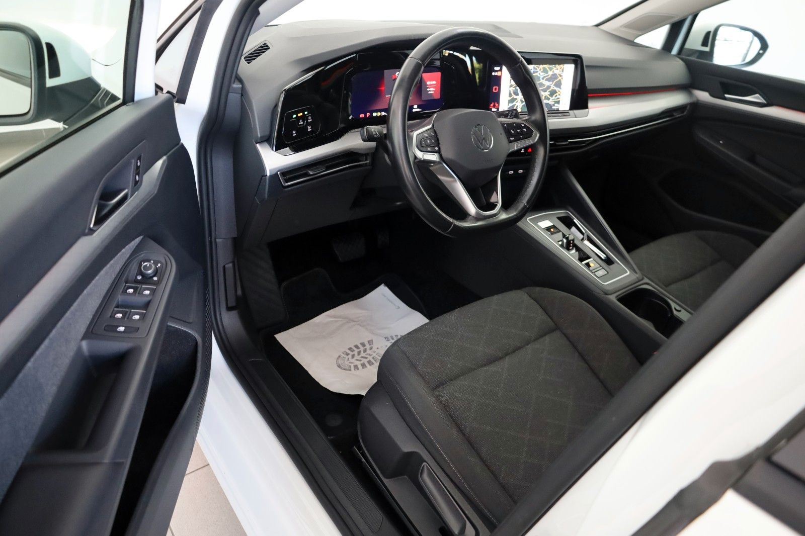 Fahrzeugabbildung Volkswagen Golf VIII Variant LIFE Navi,LED,Kamera,SH,PDC