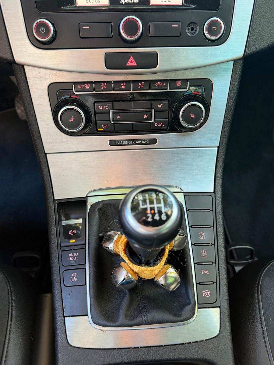 Volkswagen Passat 2011 — photo 14