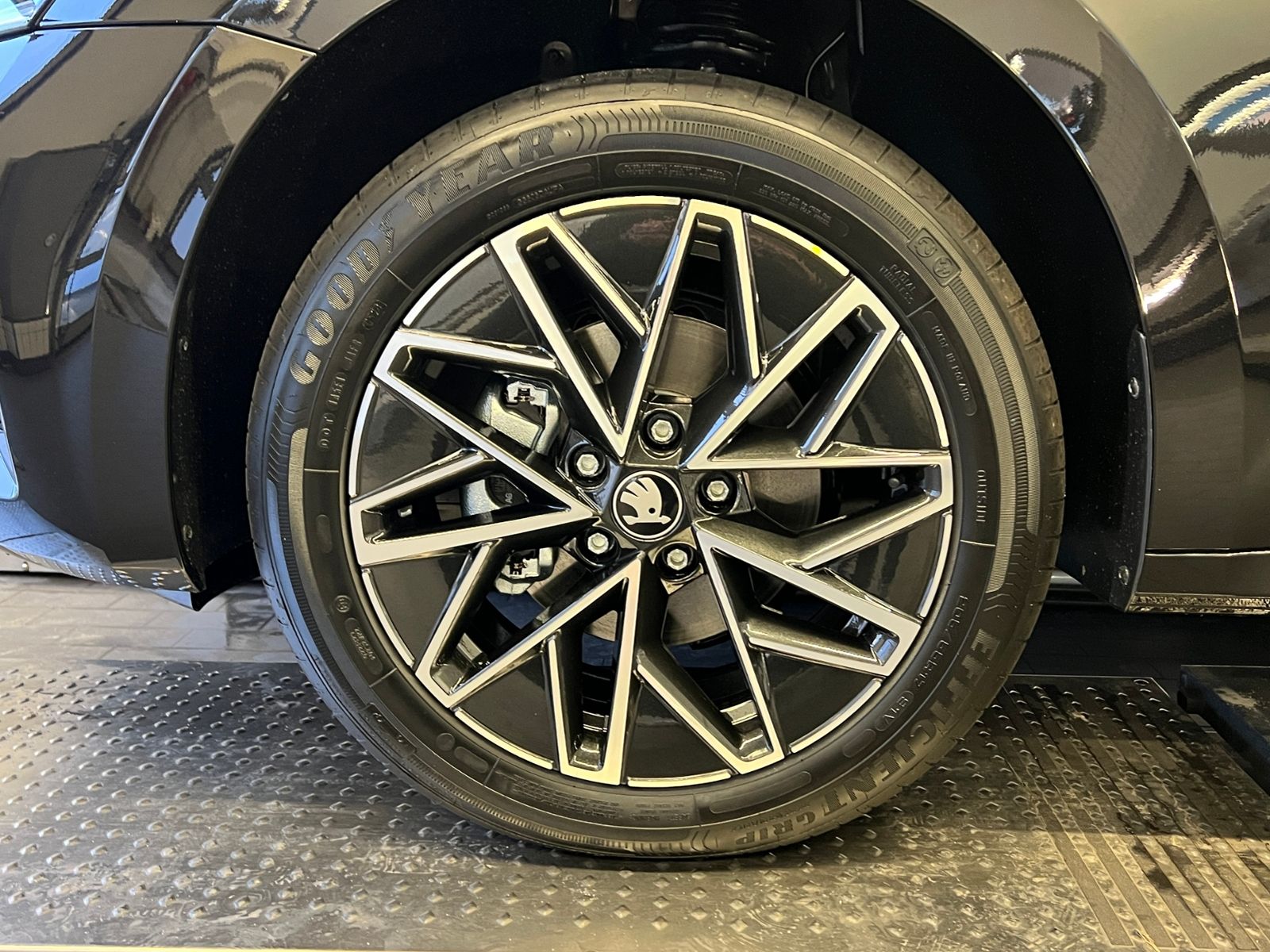 Fahrzeugabbildung SKODA Octavia Combi TOUR 2.0 TDI DSG *AHK, Travel Assi