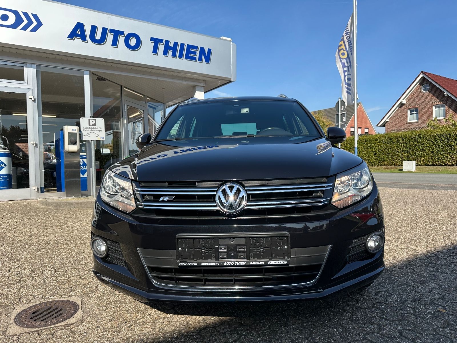Fahrzeugabbildung Volkswagen Tiguan 1.4 TSI R-Line AHK/Navi/GRA/SHZG