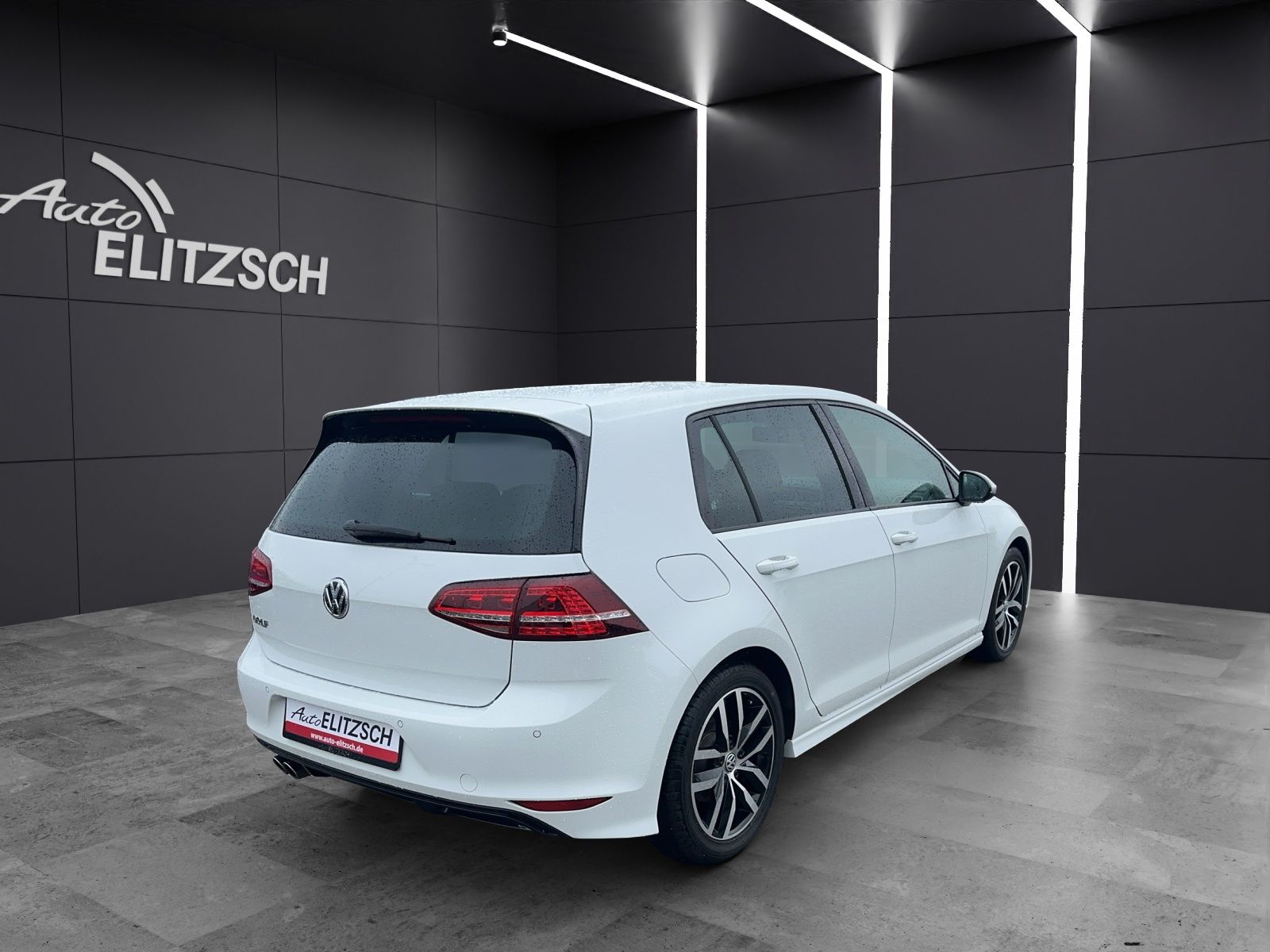 Fahrzeugabbildung Volkswagen Golf VII Lim. TSI Highline 2 x R-LINE Xenon 17"