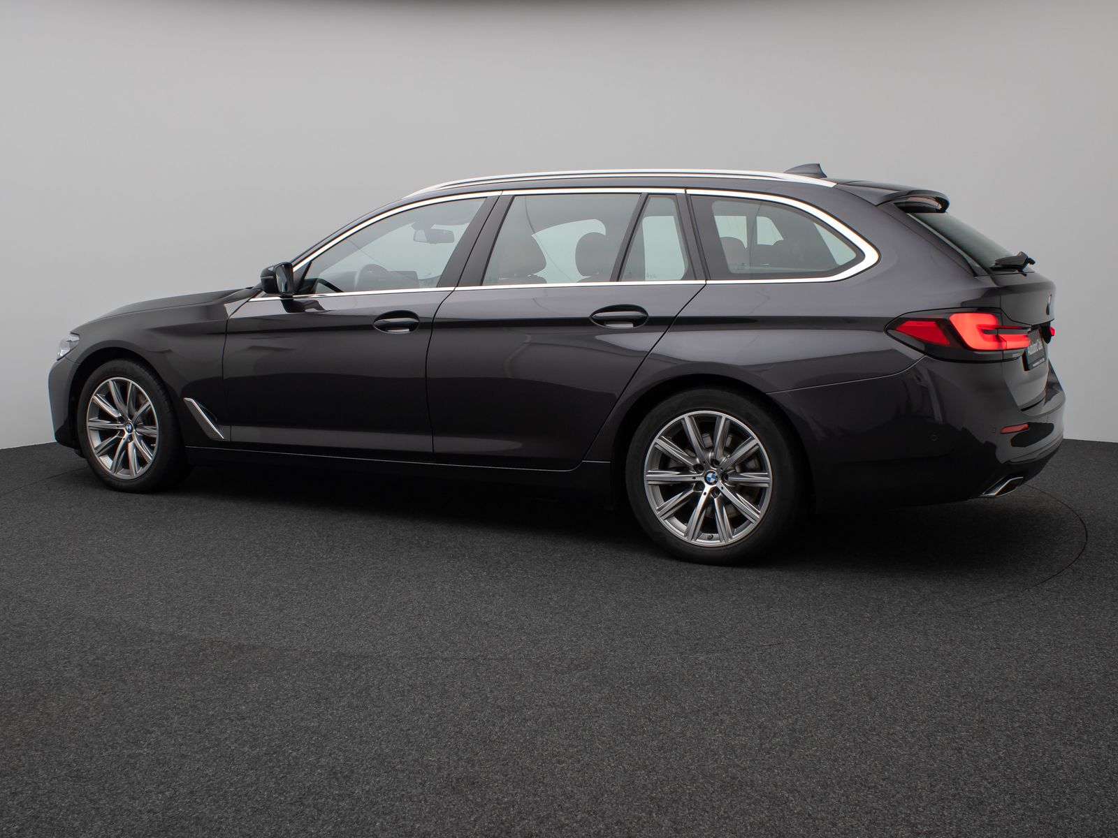 Fahrzeugabbildung BMW 520d Panorama DAB Leder AHK Alarm M Sport 18Zoll