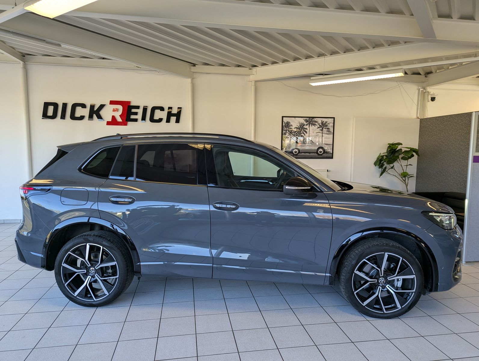 VW Tiguan 2.0TDI R-Line 4M Pano Black AHK Matrix 20 - Image 8