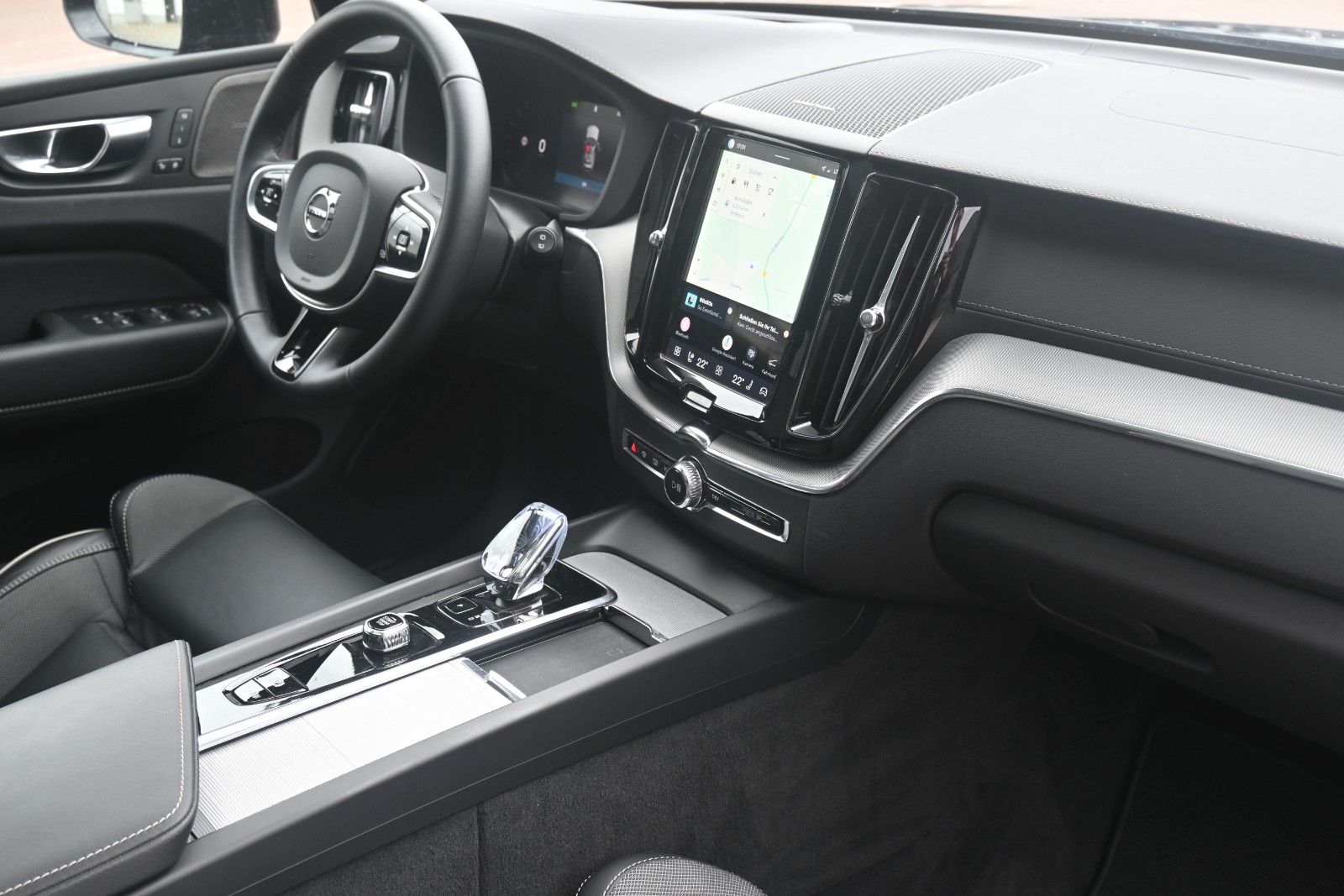 Fahrzeugabbildung Volvo XC60 B5 AWD Ultra Dark*PANO*LUFT*360°*ACC*AHK