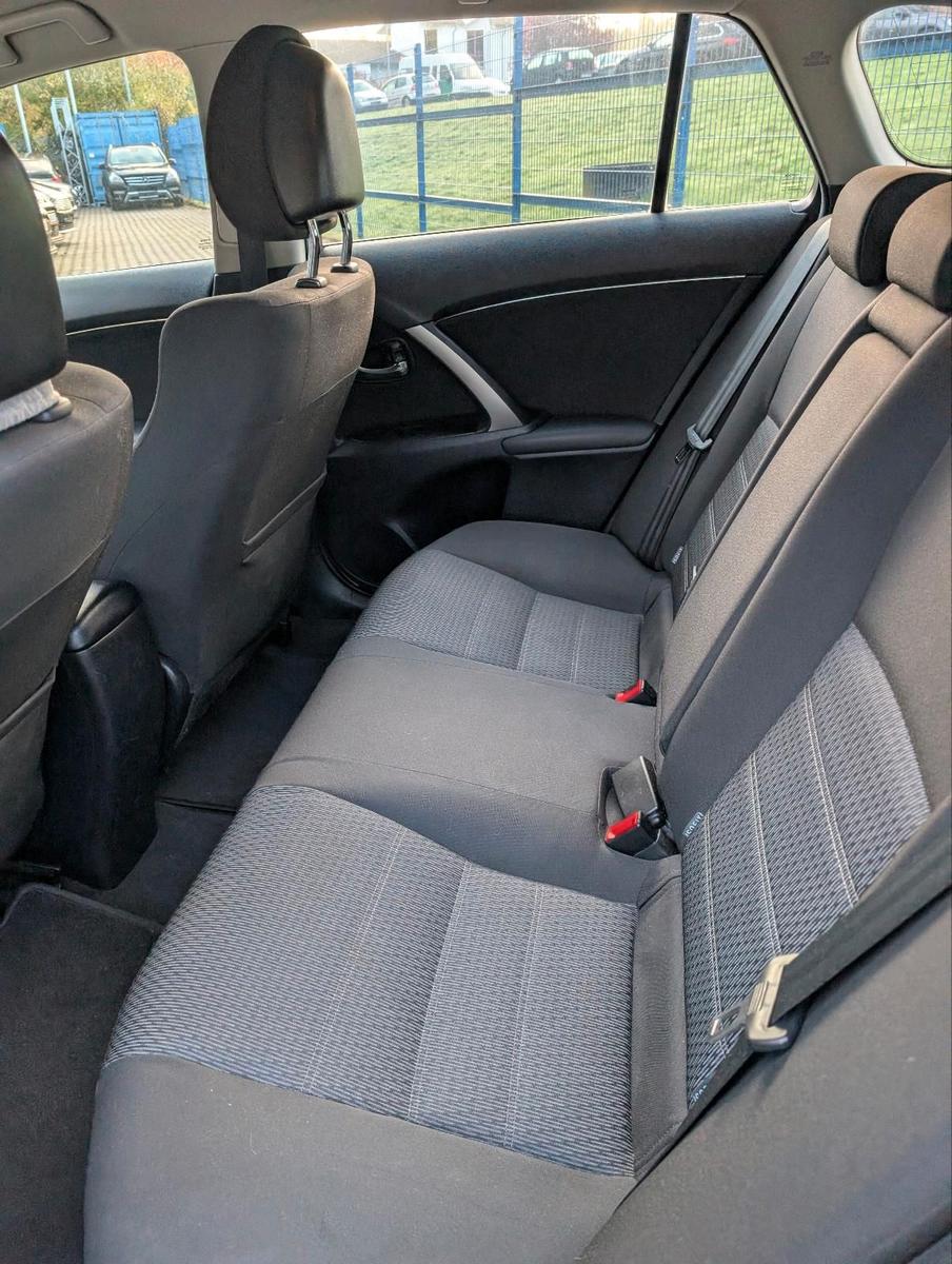 Toyota Avensis 2011 — photo 11