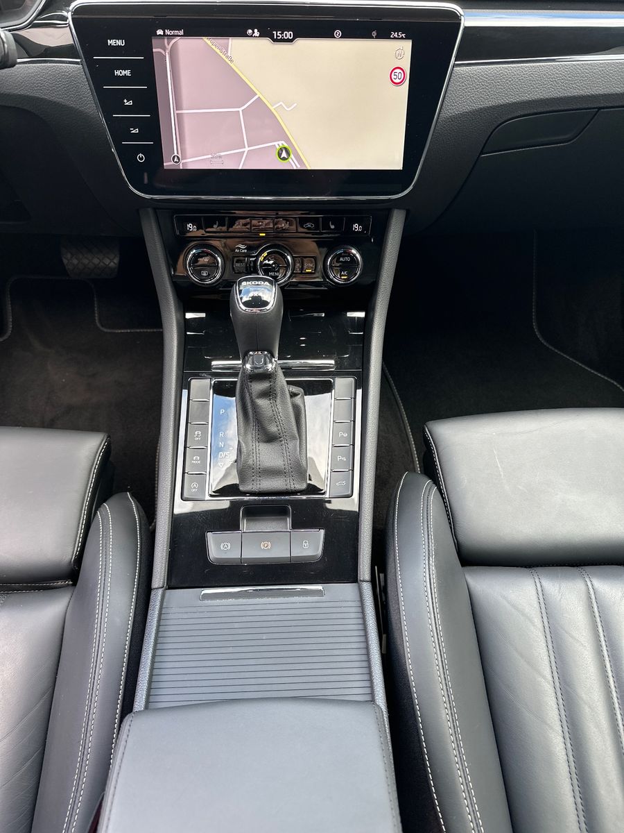 Fahrzeugabbildung SKODA Superb Combi 2.0 TDI DSG L&K 4x4 NAV+LED+AHK+KAM