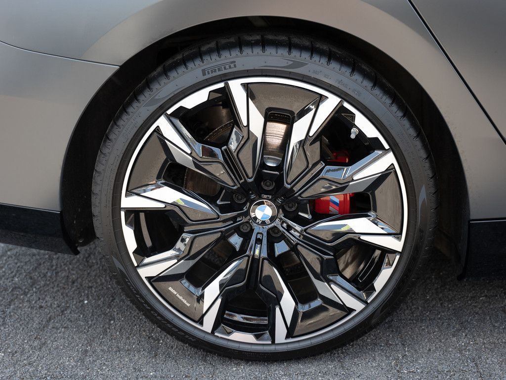 BMW i5 Touring 40 xDrive M-Sport Pro PANO AHK B&W foto 10