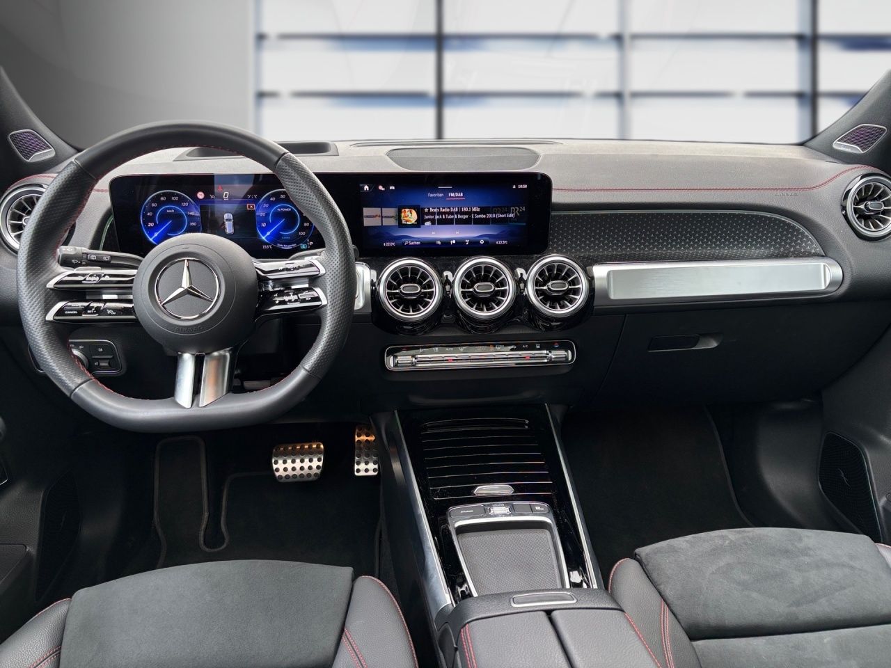 Fahrzeugabbildung Mercedes-Benz EQB 300 4M AMG+NIGHT+HUP+AHK+BUR+MEMORY+360+PANO