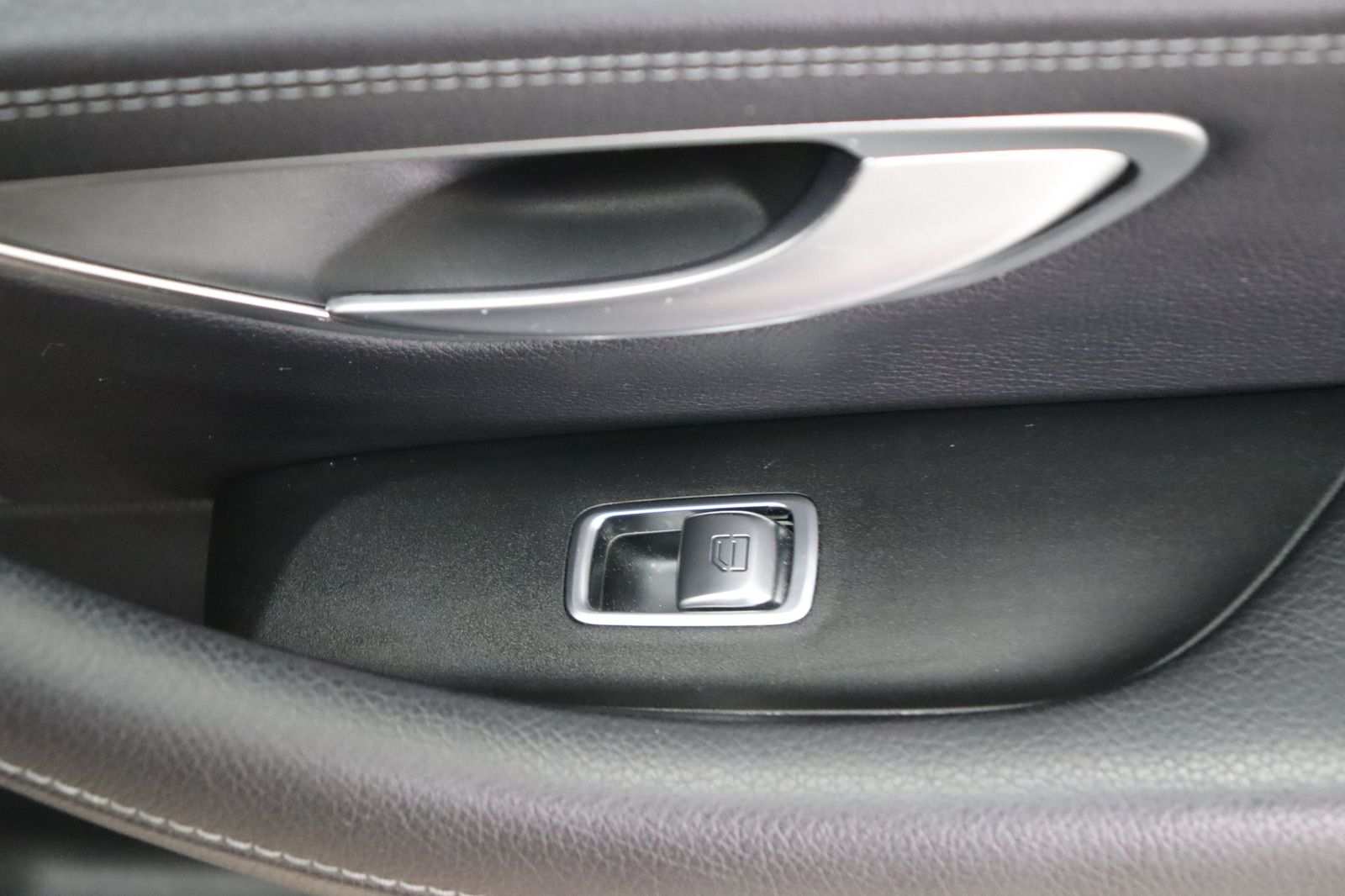 Fahrzeugabbildung Mercedes-Benz E 200 T 4Matic * Schiebedach * Navi * AMG line