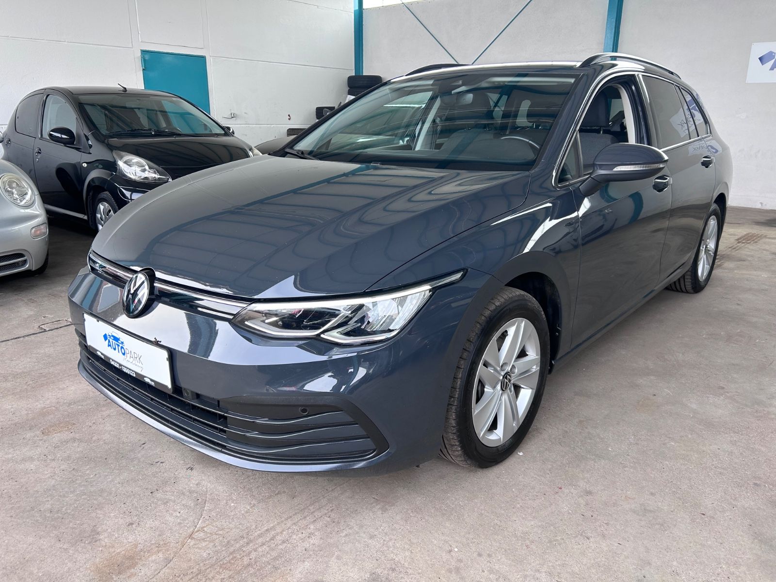 Volkswagen Golf - 1