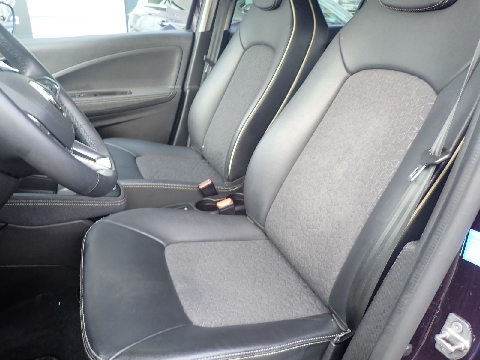 Fahrzeugabbildung Renault ZOE Iconic E-TECH 50 KW 135PS