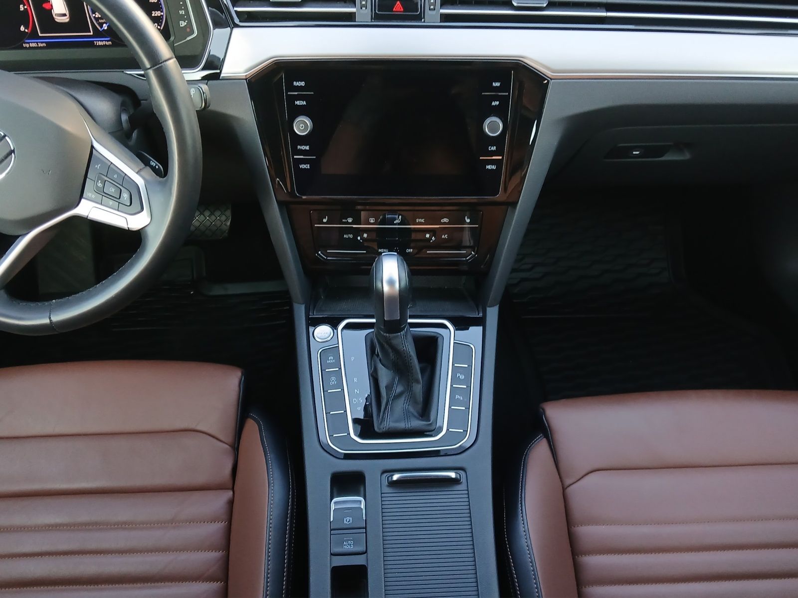 Fahrzeugabbildung Volkswagen Passat Variant TDI R-Line DSG Matrix AHK Navi Le