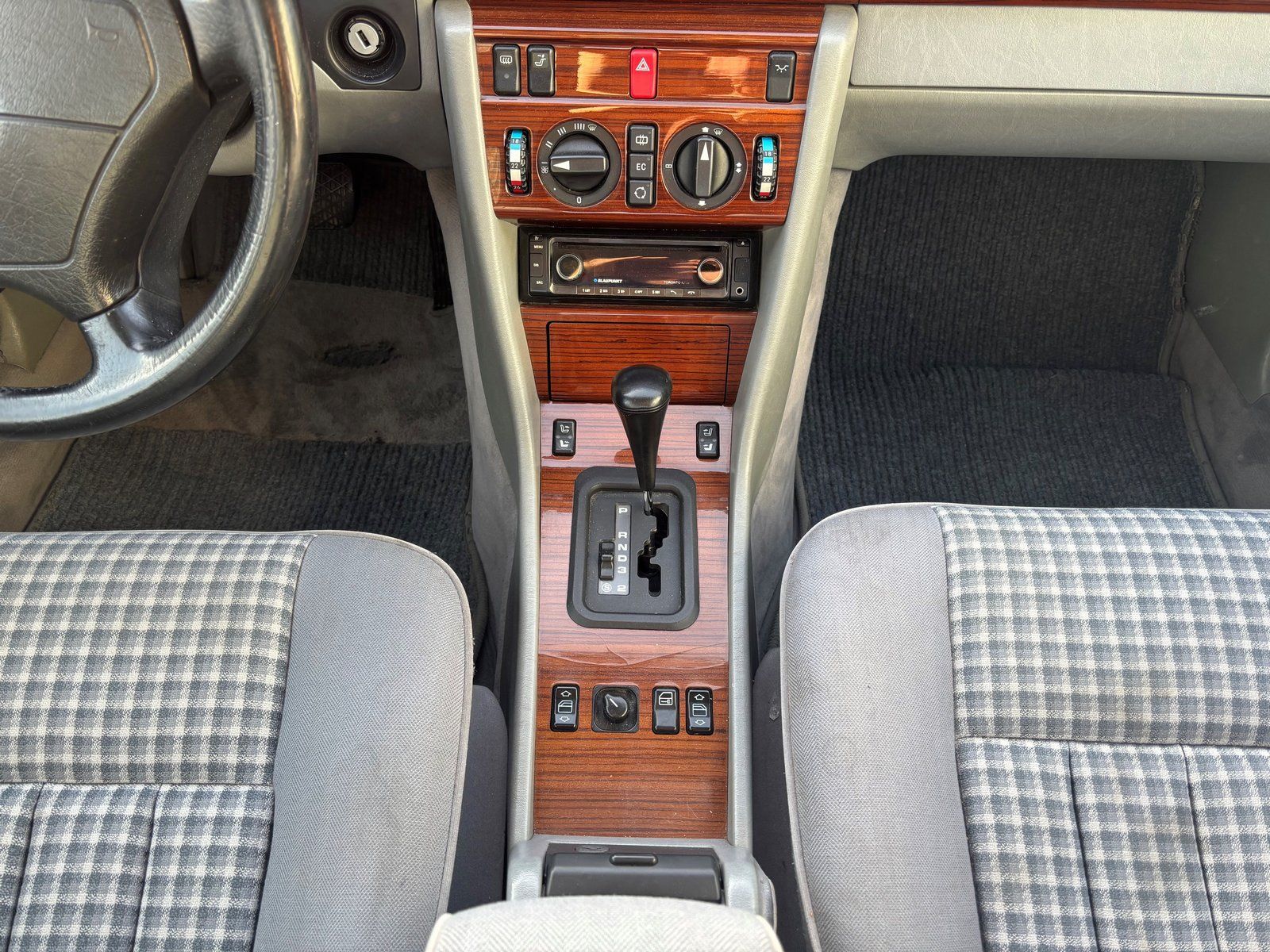 Fahrzeugabbildung Mercedes-Benz E 220 SCHIEBEDACH*KLIMA*SITZHEIZUNG*AUTOMATIK