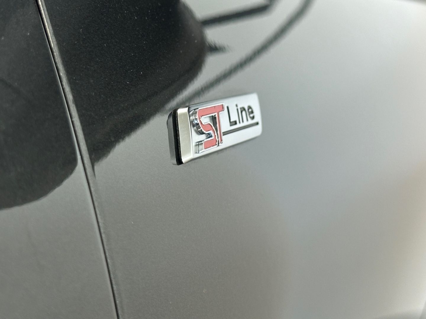Fahrzeugabbildung Ford Kuga ST-Line 1.5 LED Kamera Induktives laden