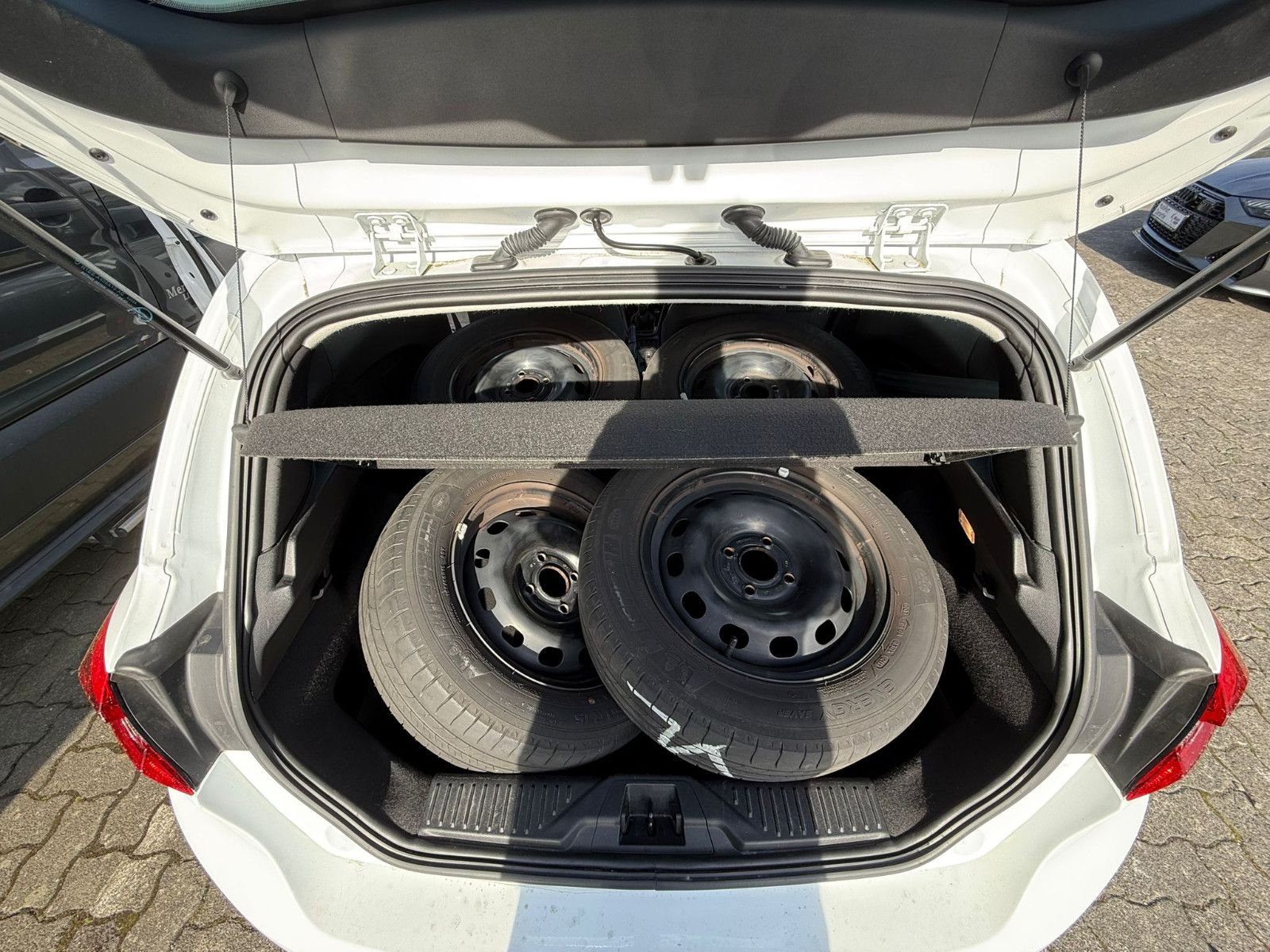 Fahrzeugabbildung Ford Fiesta 1,1i Cool & Connect, Klima, PDC