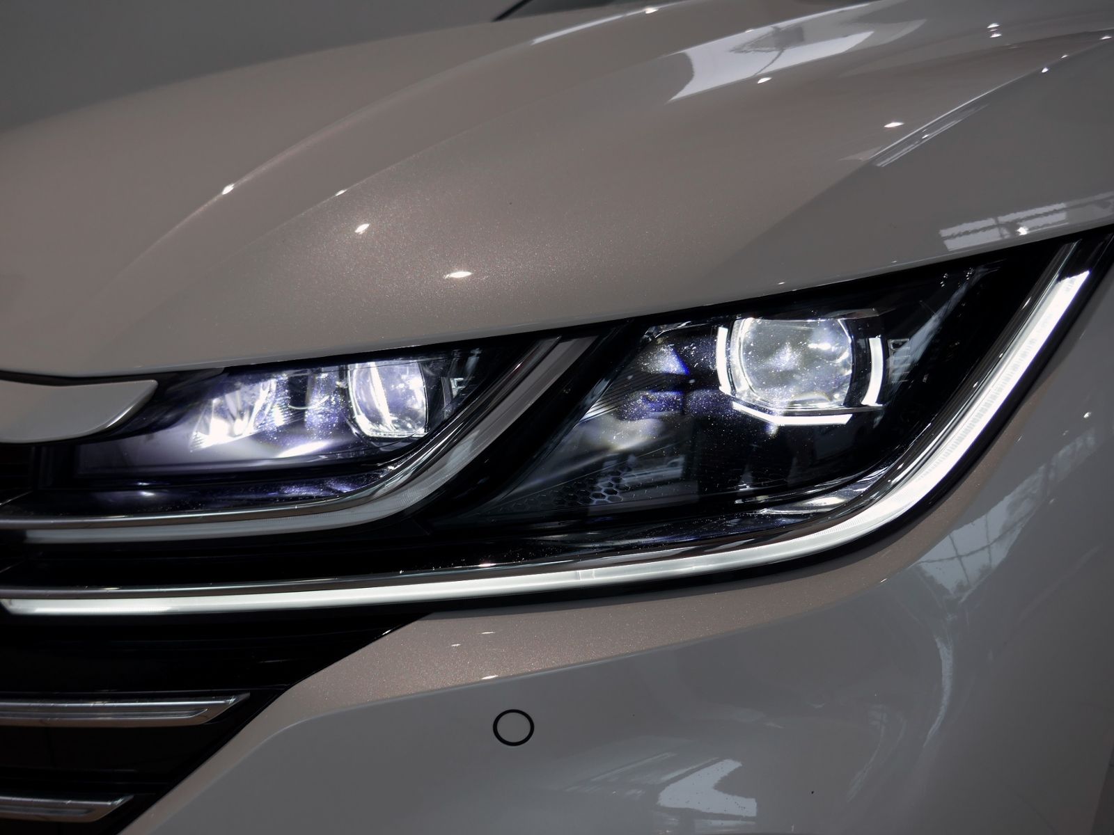 Fahrzeugabbildung Volkswagen Arteon SB R-Line 1.4 eHybrid DSG | LED AHK RFK