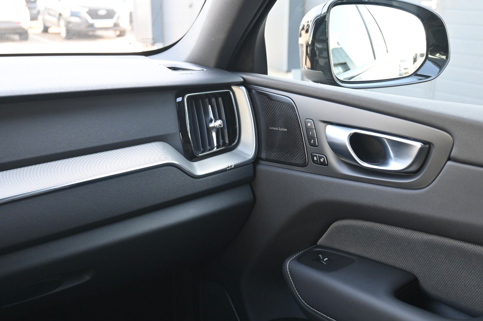 Fahrzeugabbildung Volvo XC60 B5 AWD Plus Dark*LED*H&K*CAM*BLIS*Google