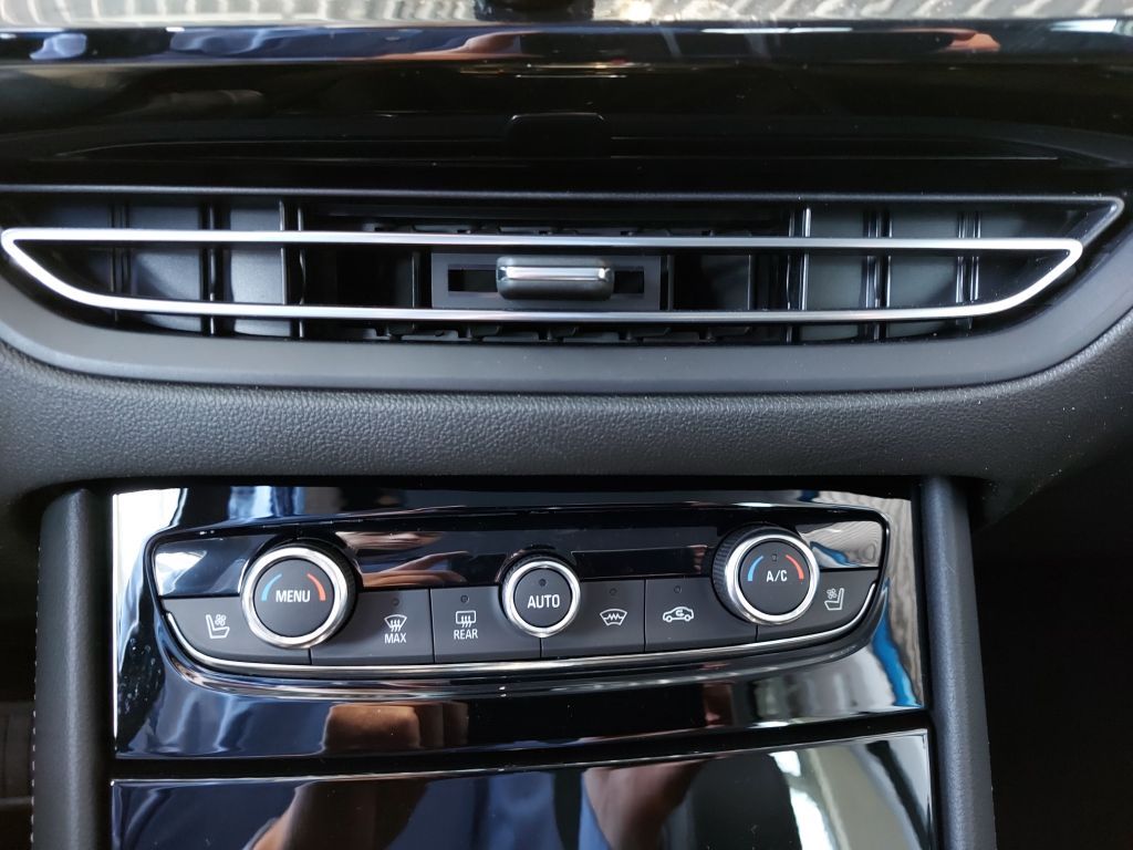 Fahrzeugabbildung Opel Grandland PIH 1.6 AT Ultimate+LED+Sitzheiz+Leder