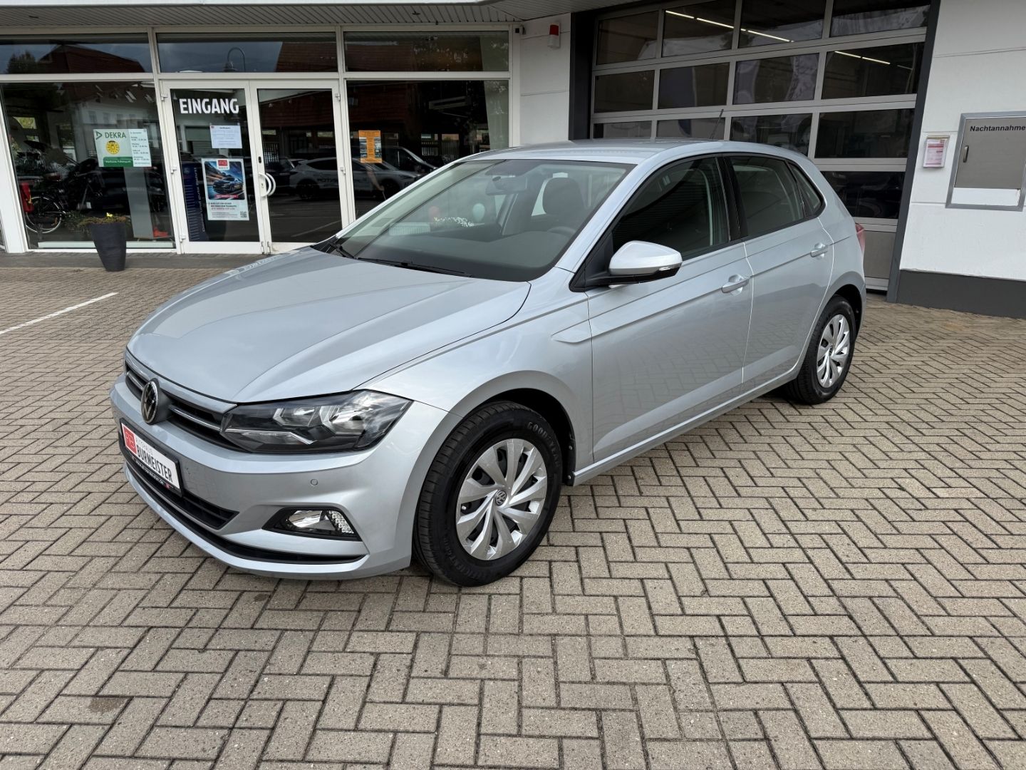 Fahrzeugabbildung Volkswagen Polo VI Comfortline Navi Kurv ACC WLAN DAB SHZ T