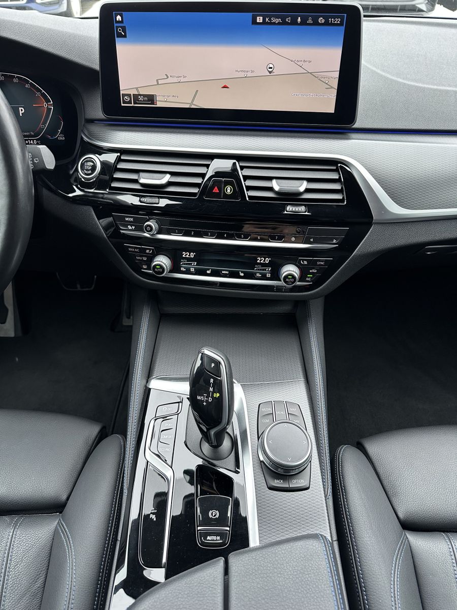 Fahrzeugabbildung BMW 520d Touring xDrive M-Sport NAV+LASER+AHK+HEADUP