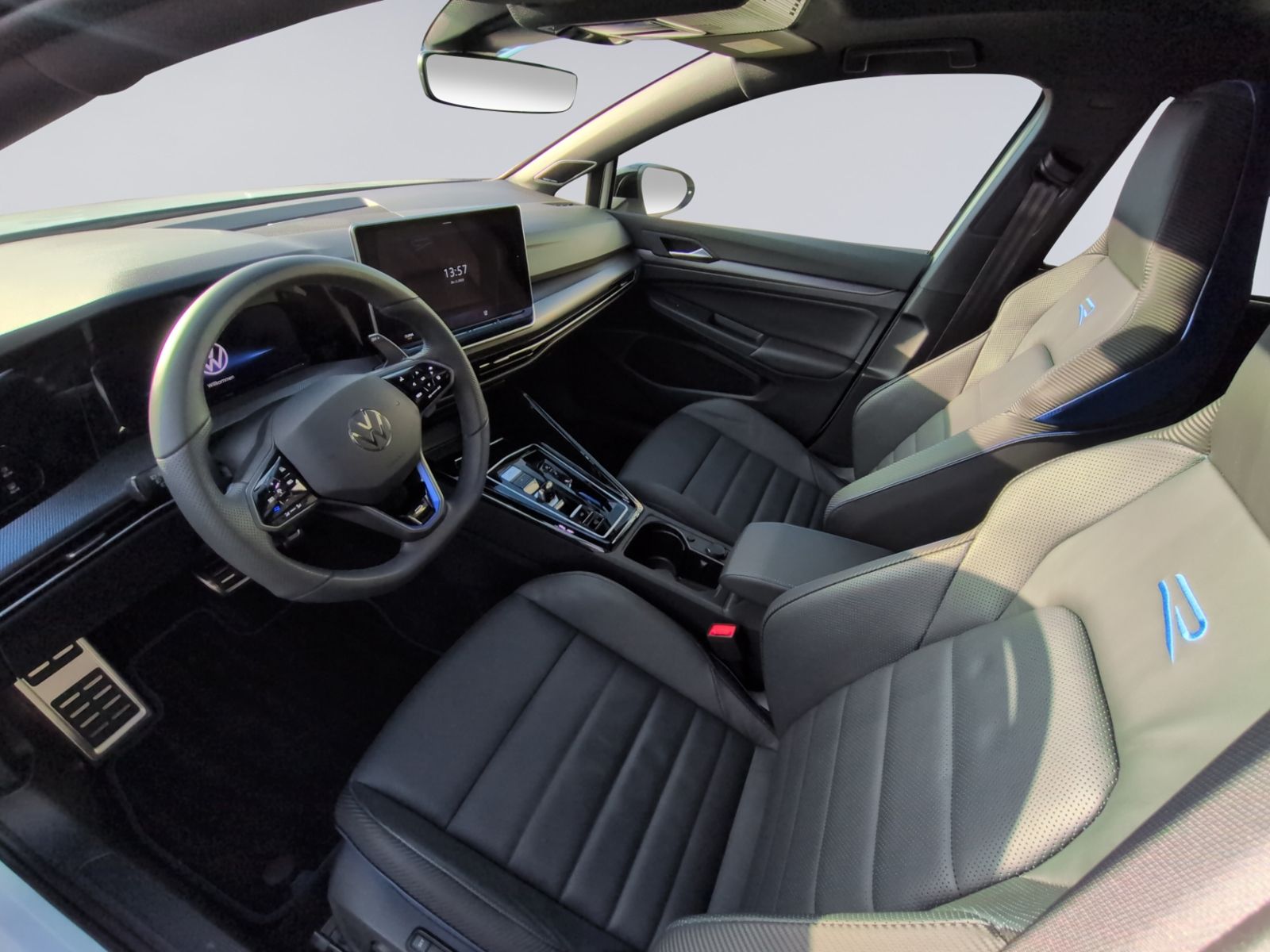 Golf VIII R BLACK EDITION 4MO AKRA+LEDER+PANO+