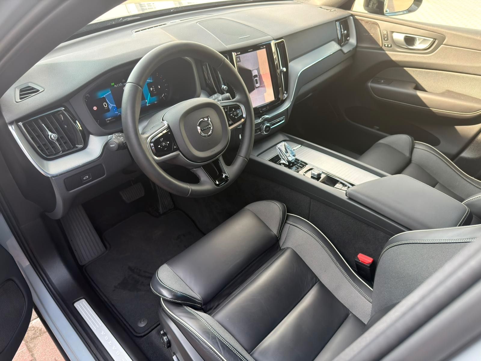 Fahrzeugabbildung Volvo XC60 B4D AWD Plus Dark*STDHZG*360°ACC