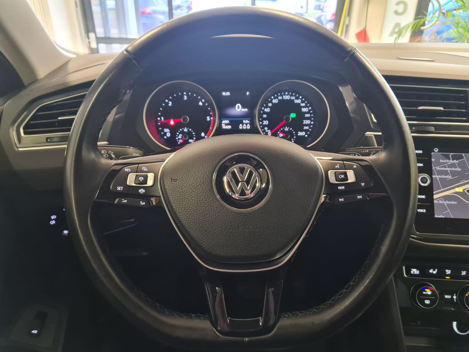 Fahrzeugabbildung Volkswagen Tiguan Comfortline / 1. Hand / AHK / GARANTIE