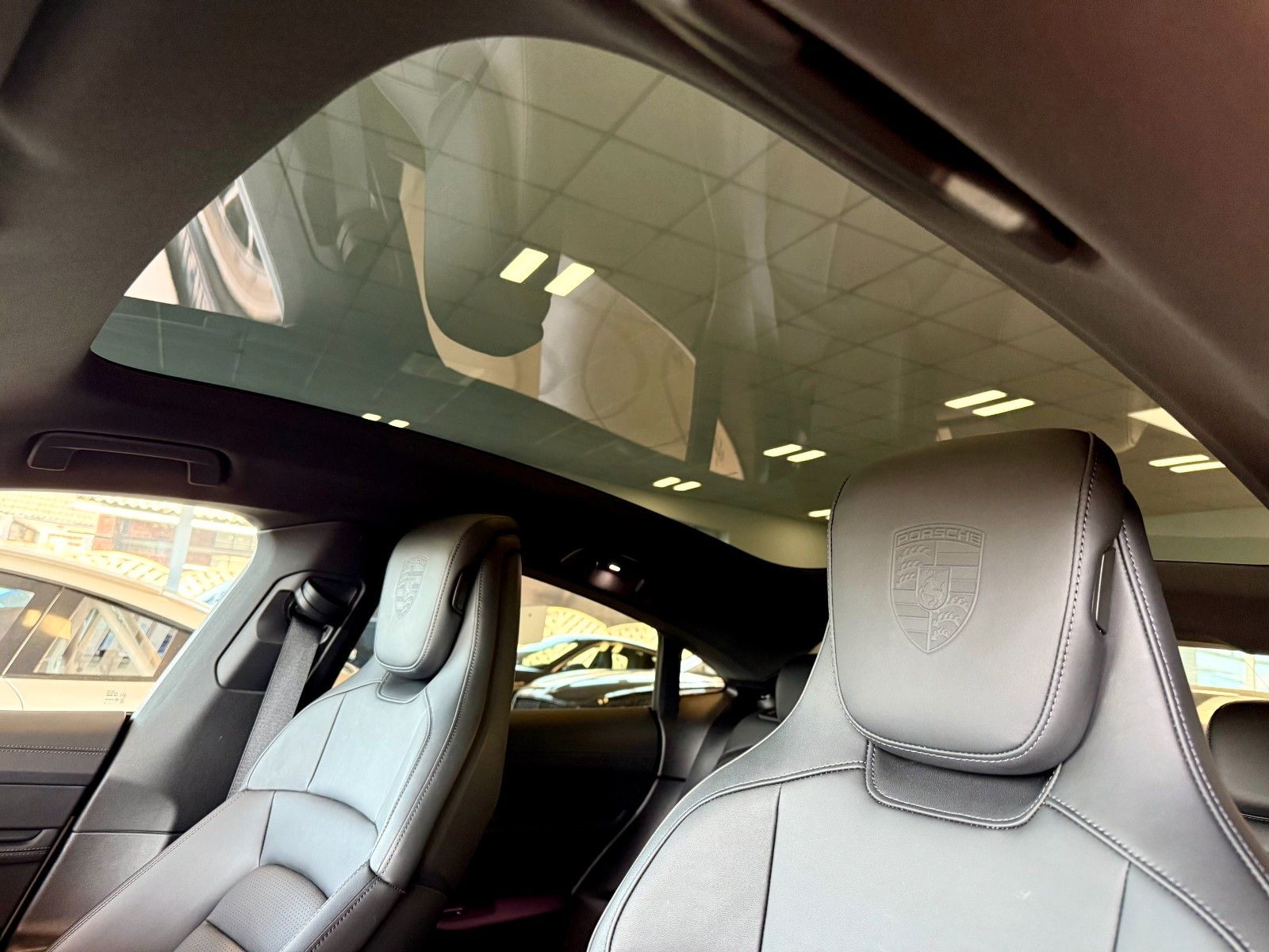 Fahrzeugabbildung Porsche Taycan Performance/Luftfederung/Panorama/HeadUP