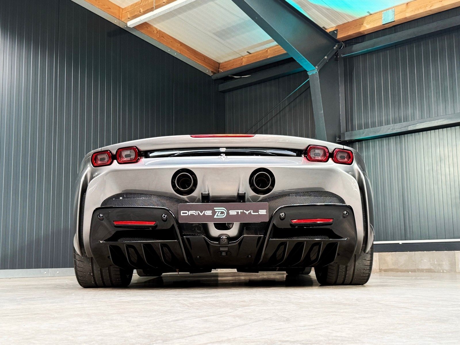 Fahrzeugabbildung Ferrari SF90 + Grigio Ferro + 2.257 km + Lift + Daytona