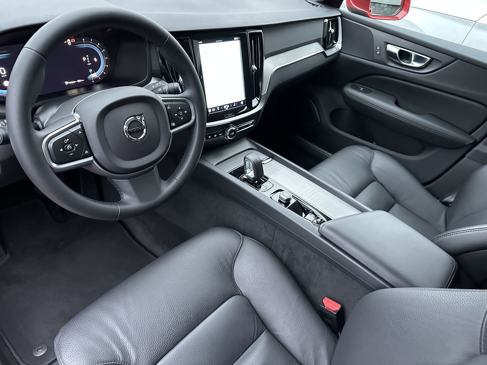 Fahrzeugabbildung Volvo V60 B4 Core NAV+LED+AHK+KAMERA+17ZO+DIGDISPLAY