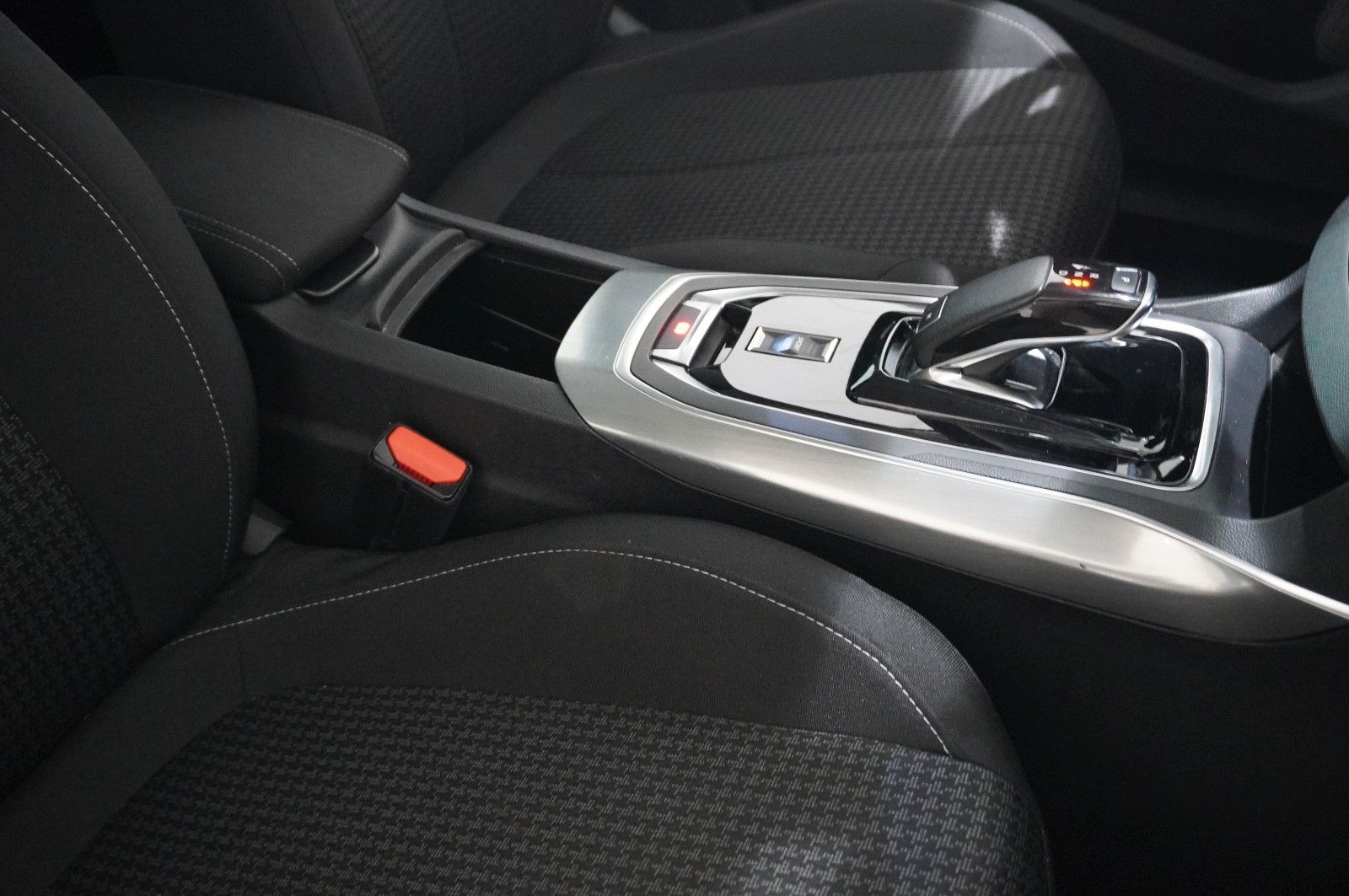 Fahrzeugabbildung Peugeot 308 LIM. 1.2T ACTIVE PACK NAVI/LED/TEMP./DAB+
