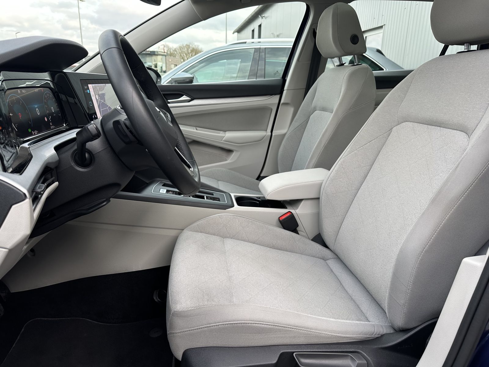 Fahrzeugabbildung Volkswagen Golf Variant 2.0 TDI DSG Life NAV+LED+AHK+PANORA