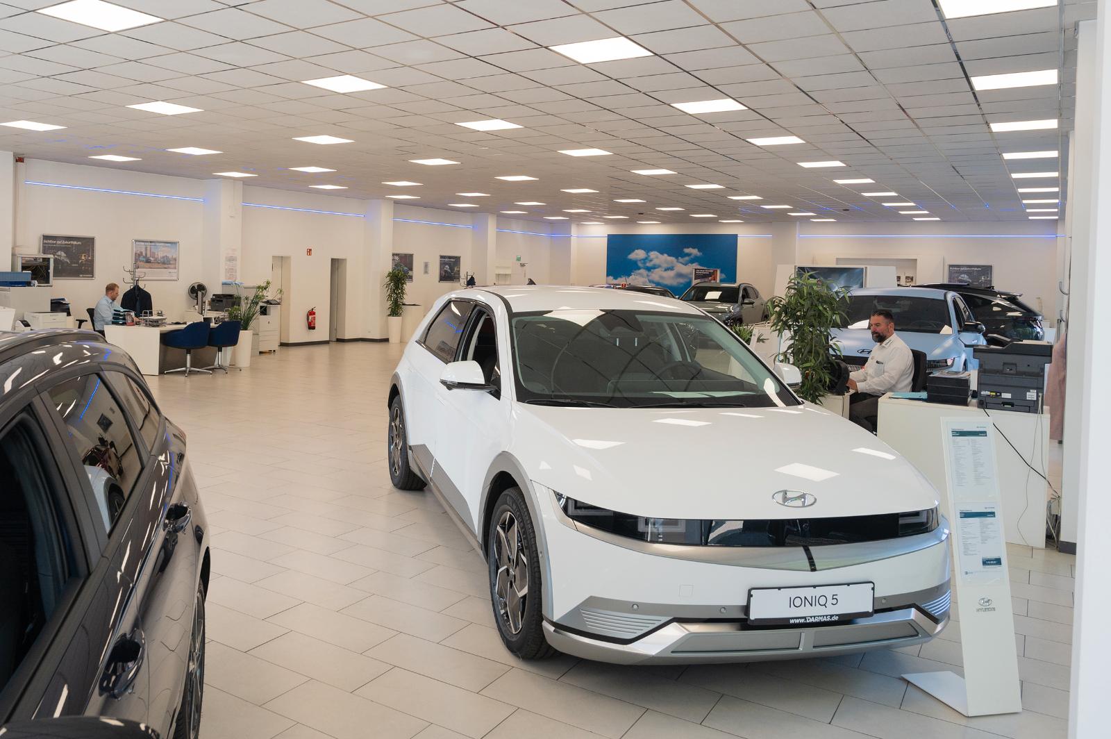showroom-image-top