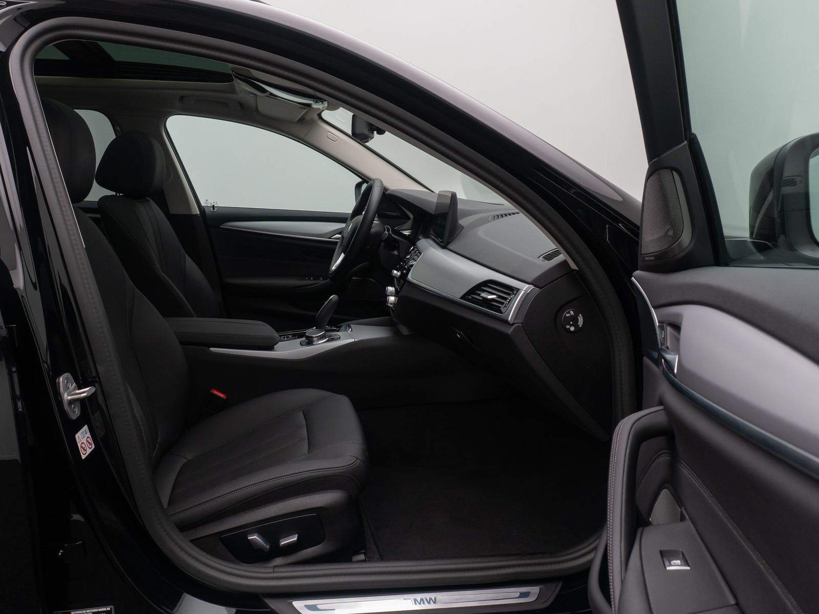 Fahrzeugabbildung BMW 520d ACC Alarm AHK Memory HUD DAB H/K Panorama