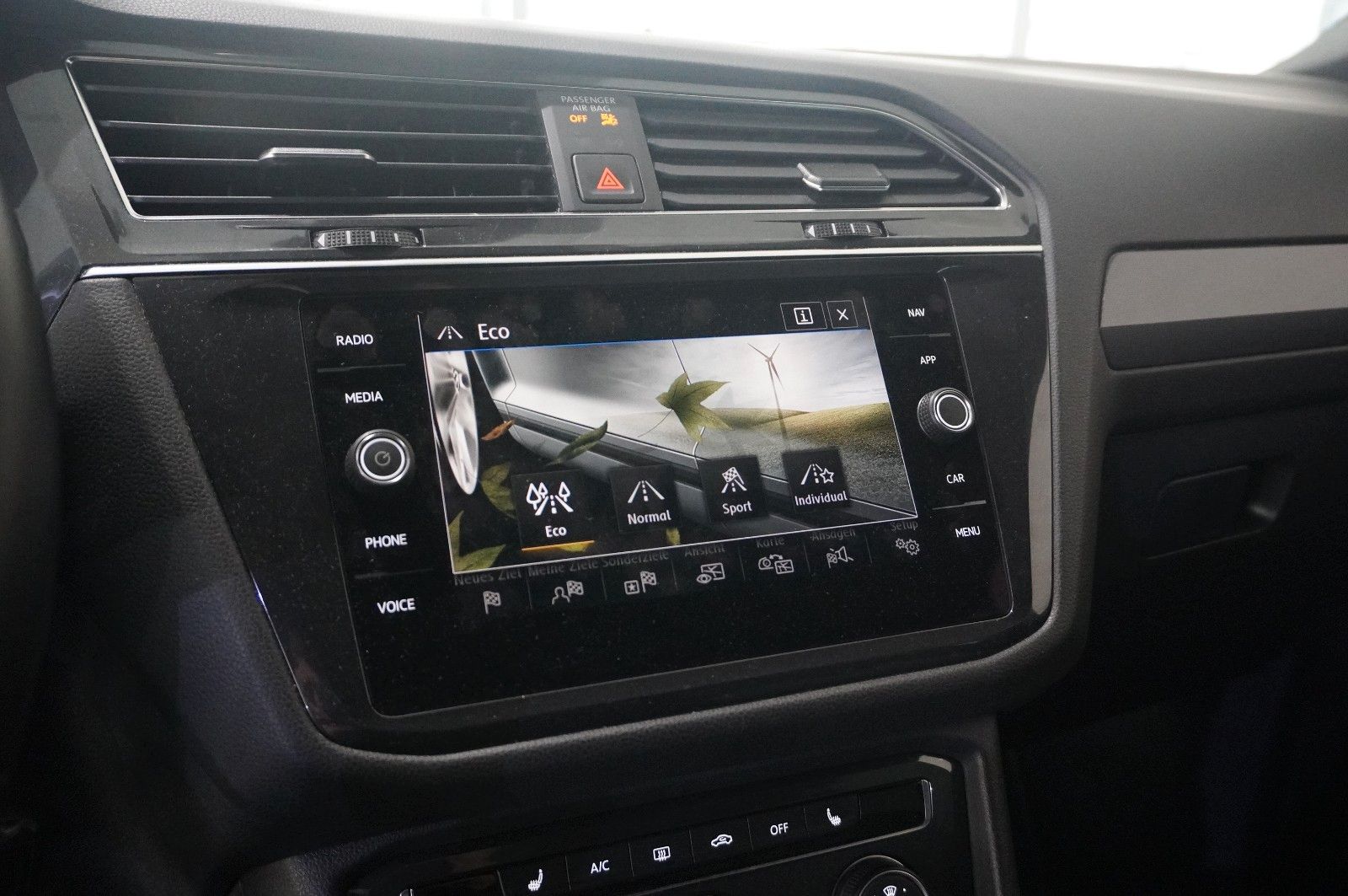 Fahrzeugabbildung Volkswagen Tiguan Allspace 2.0D R-LINE 4M NAVI/SH/SPORT/AHK