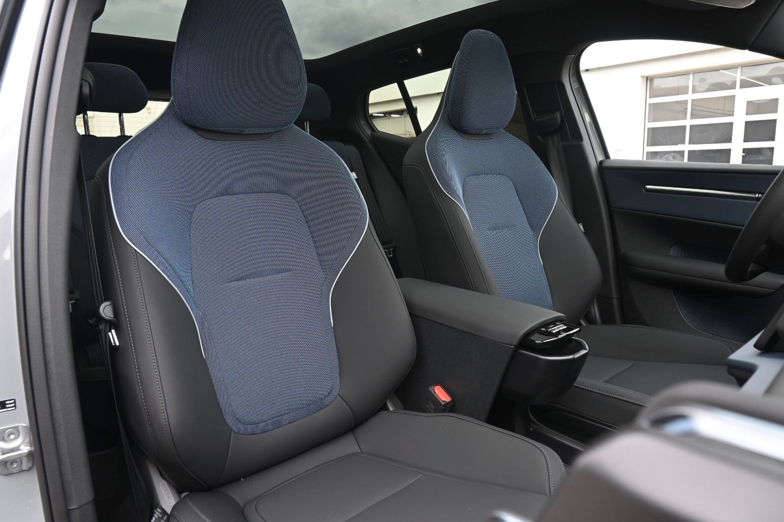 Fahrzeugabbildung Volvo EX30 Cross Country Ultra Twin Motor Performance