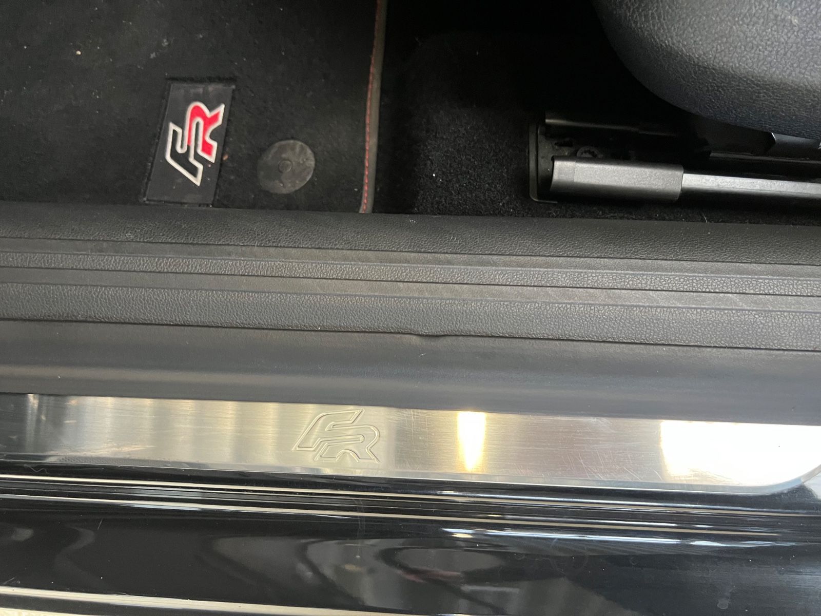 Fahrzeugabbildung SEAT Leon FR 2.0 TDI DSG *LED*NAVI* 1.HAND*