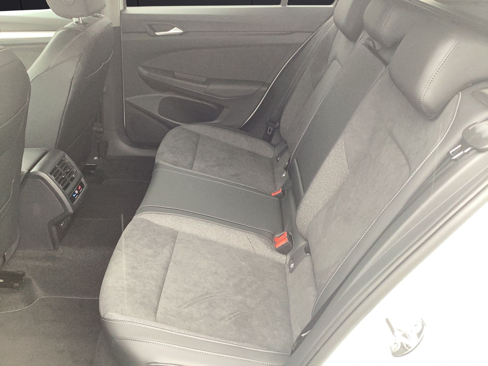 Fahrzeugabbildung Volkswagen Golf VIII Variant Life TDI DSG LED+ Navi ACC AHK