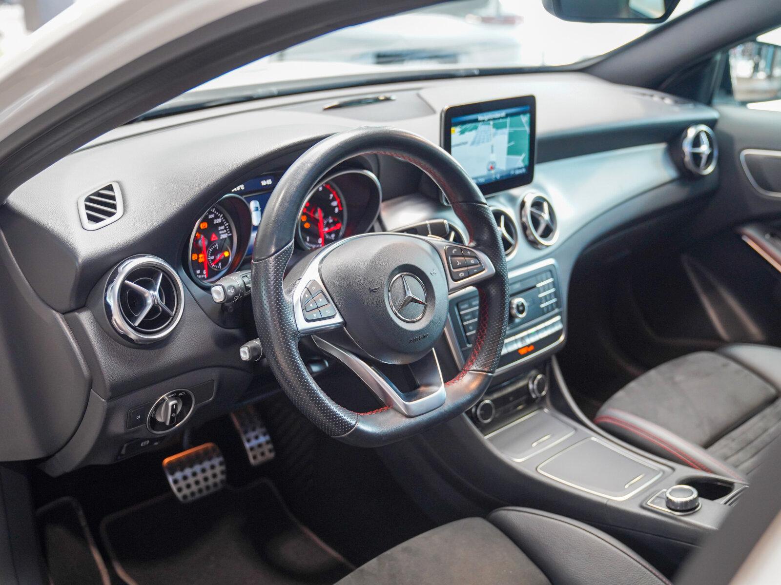 Mercedes-Benz GLA 250 4M AMG Line Night Panorama LED AHK Memo