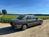 Mercedes-Benz 190E. 2.0 Vergasser - graue Mercedes-Benz 190