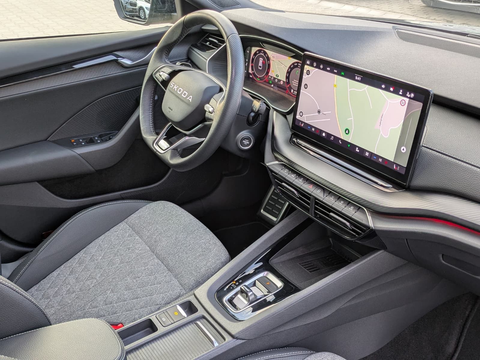 Fahrzeugabbildung SKODA Octavia 1.5 DSG Sportline PANO*MATRIX*AHK*5J.GAR