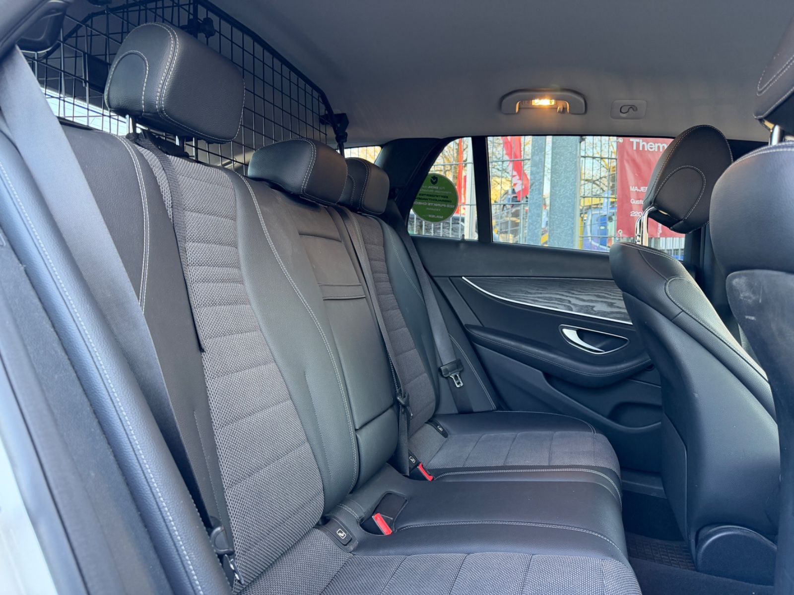 Fahrzeugabbildung Mercedes-Benz E 220 4Matic*MULTIBEAM*360°KAMERA*WIDESCREEN*PDC