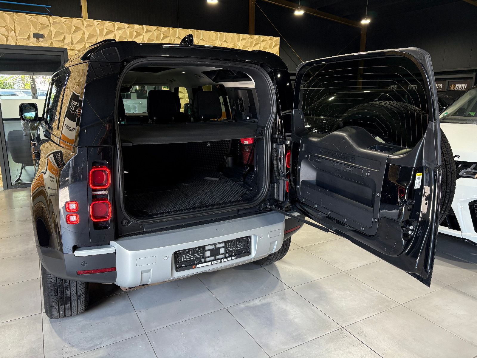Fahrzeugabbildung Land Rover Defender 110 SE/MEMORY/PANO/360°/APPLE/SHZ/NAVI/