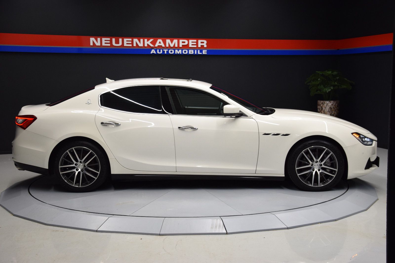 Fahrzeugabbildung Maserati Ghibli Diesel Schiebedach Memory B&W Sitzbelüft.
