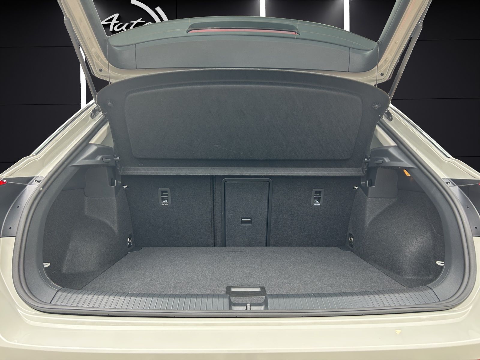 Fahrzeugabbildung Volkswagen T-Roc TSI Style DSG LEDplus CarPlay AID ACC RFK
